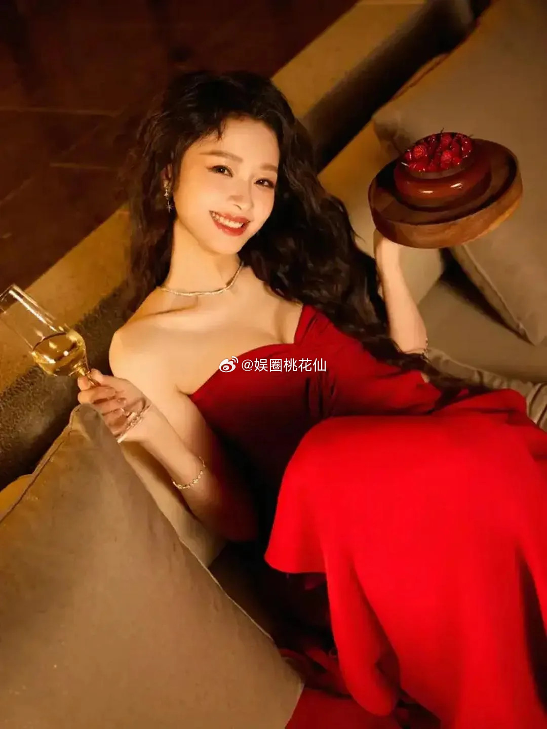 孙怡全新风格气场拉满！红色抹胸裙明艳动人，勾勒曼妙身姿，长卷发妩媚多姿，妆容亮眼
