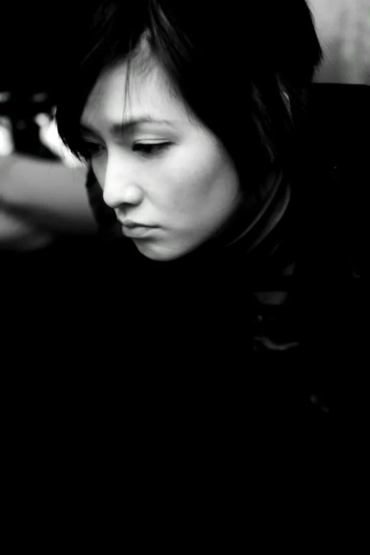 鲁豫问出了很多普通人想知道的问题，她问范晓萱：“为啥明星有名有钱，还这么不快乐？