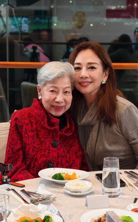 我天，这年头还能攒出这种局？陈玉莲、黄日华、狄波拉、米雪…一帮加起来几千岁的