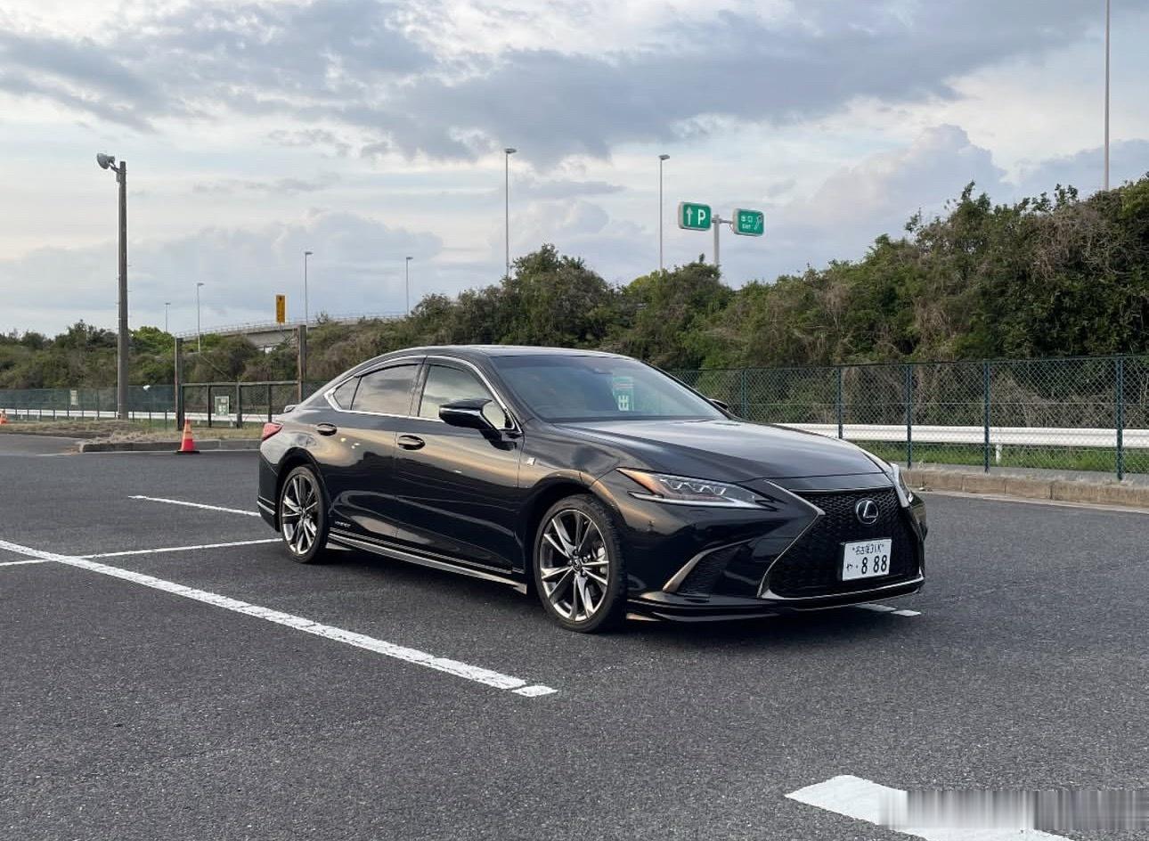 那天看有人问现在进口的丰田皇冠SD和雷克萨斯ES300h之间怎么选？我在广州车展