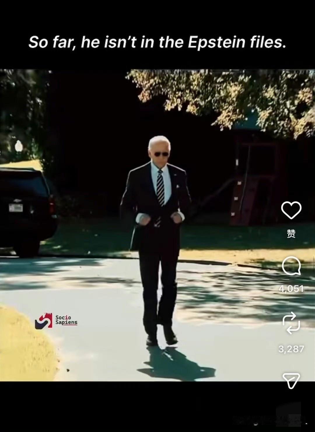 不懂就问！啥意思？图片里拜登头上那一句英文说的是啥？[捂脸哭]