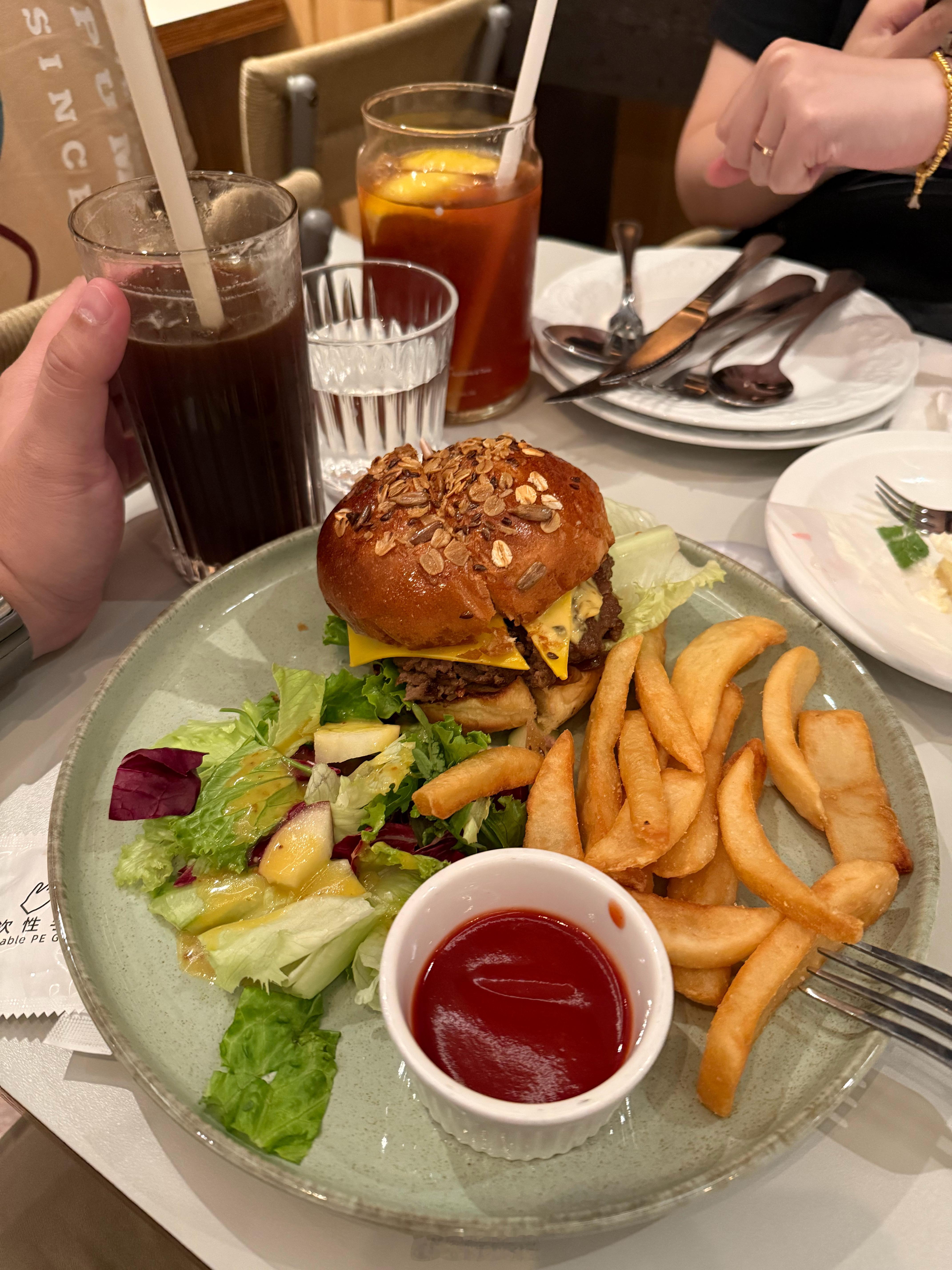 星美乐这个Burger有点踩雷了，素的味道比牛肉还强，不好吃。​​​