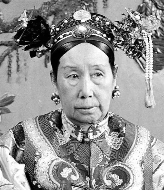 1900年，慈禧问周莹：“你有丈夫吗？”周莹回答说：“太后，我守寡14年了！”慈