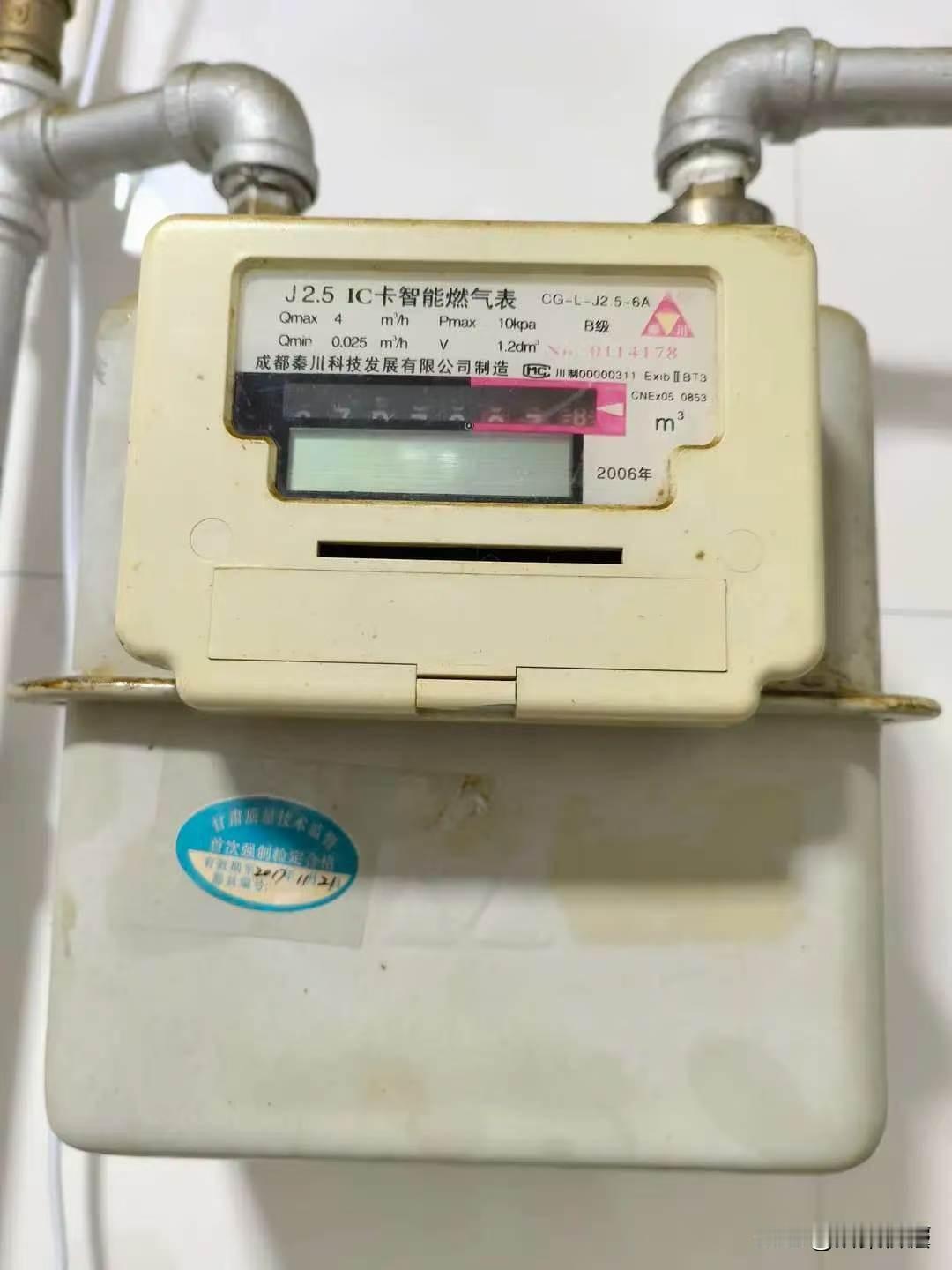 甘肃庆阳，男子家用了近20年的燃气表老化损坏，充上钱后还是无法正常用气。燃气公司