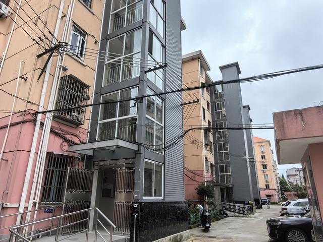 代建方被列“黑名单”但仍绕不开? 上海一小区6台加装电梯基本完工却不能用