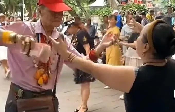 拿着数万元现金在舞场跳舞的广西富翁广西柳州鱼峰山的老汉儿。是博取流量？还是脑子