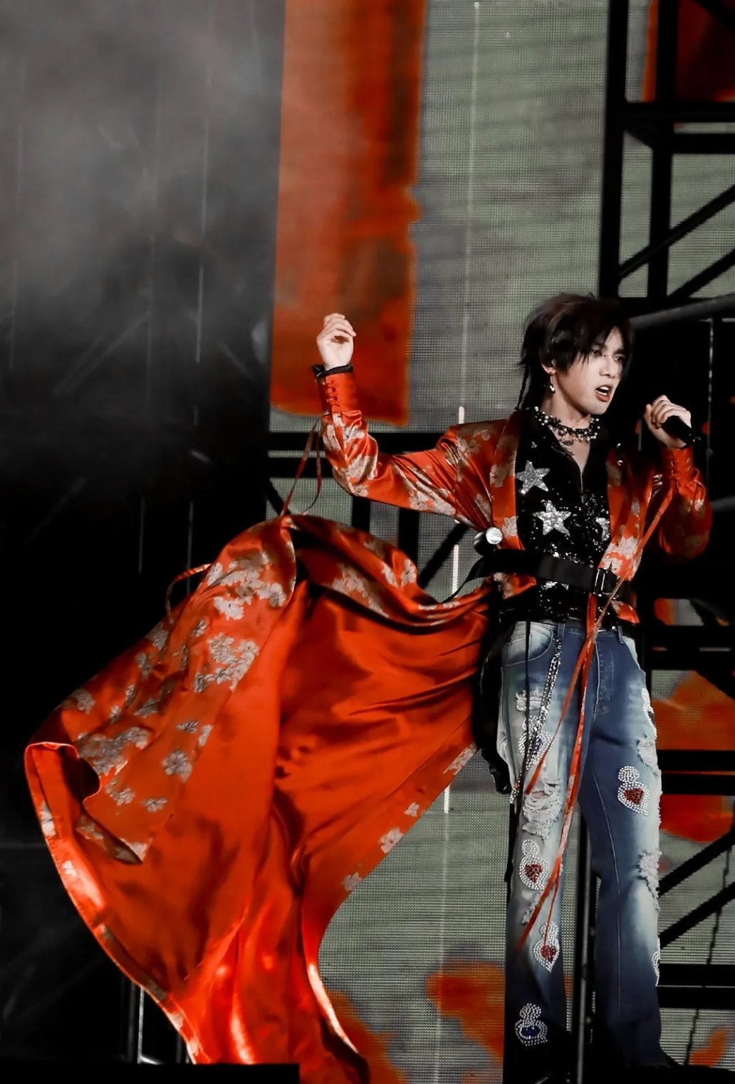 这居然是华晨宇📷华晨宇你有这样的妆造进入内娱华晨每场演唱会的造型可谓是时尚界