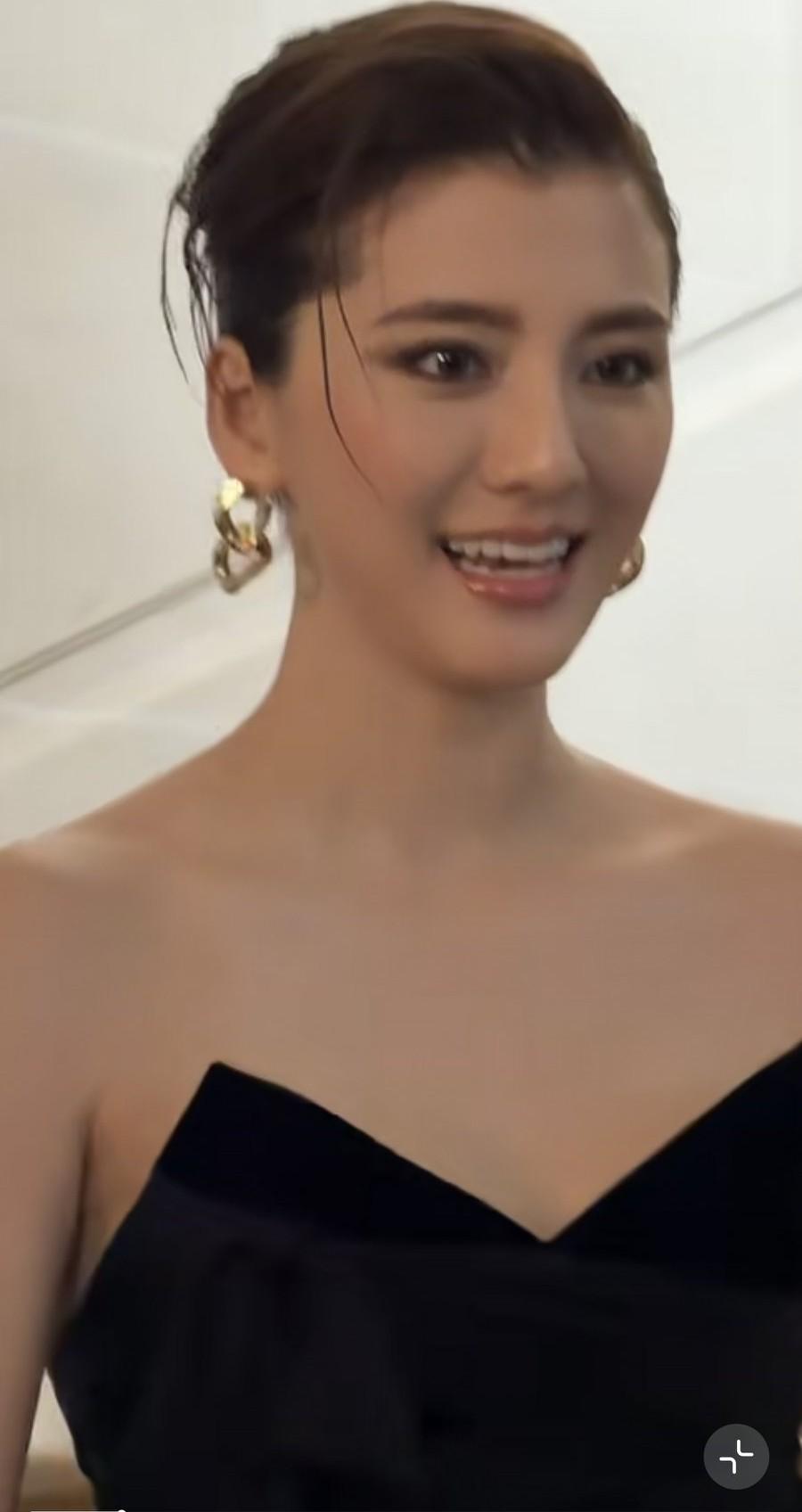 9月30日，吴千语现身巴黎时装周，无修图脸上稍微有点年龄感，眼袋重，皮肤不是很平