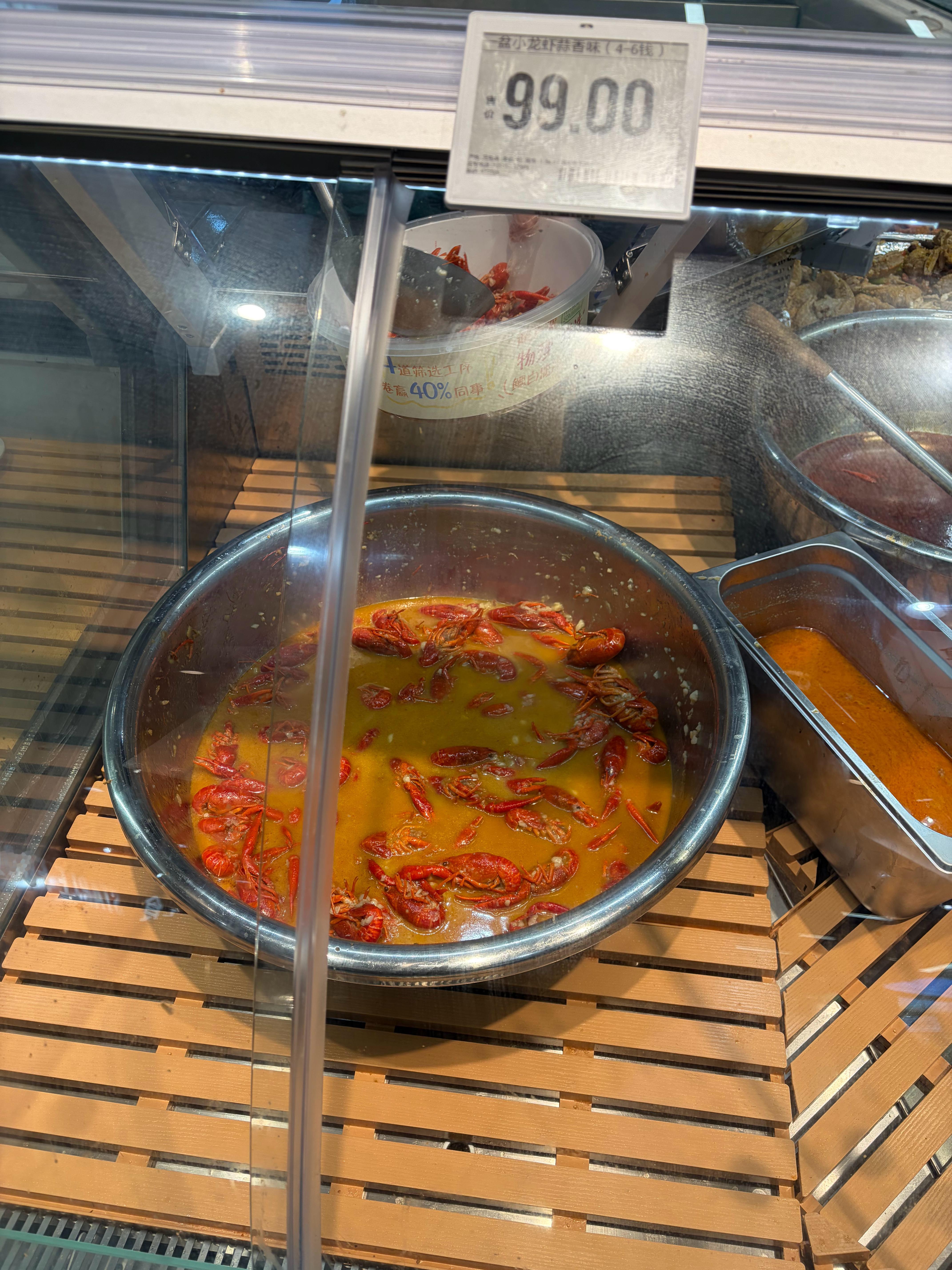 现在超市太厉害了，逛着逛着把晚饭买完了这一大桶小龙虾99，三斤这大串羊肉串两串