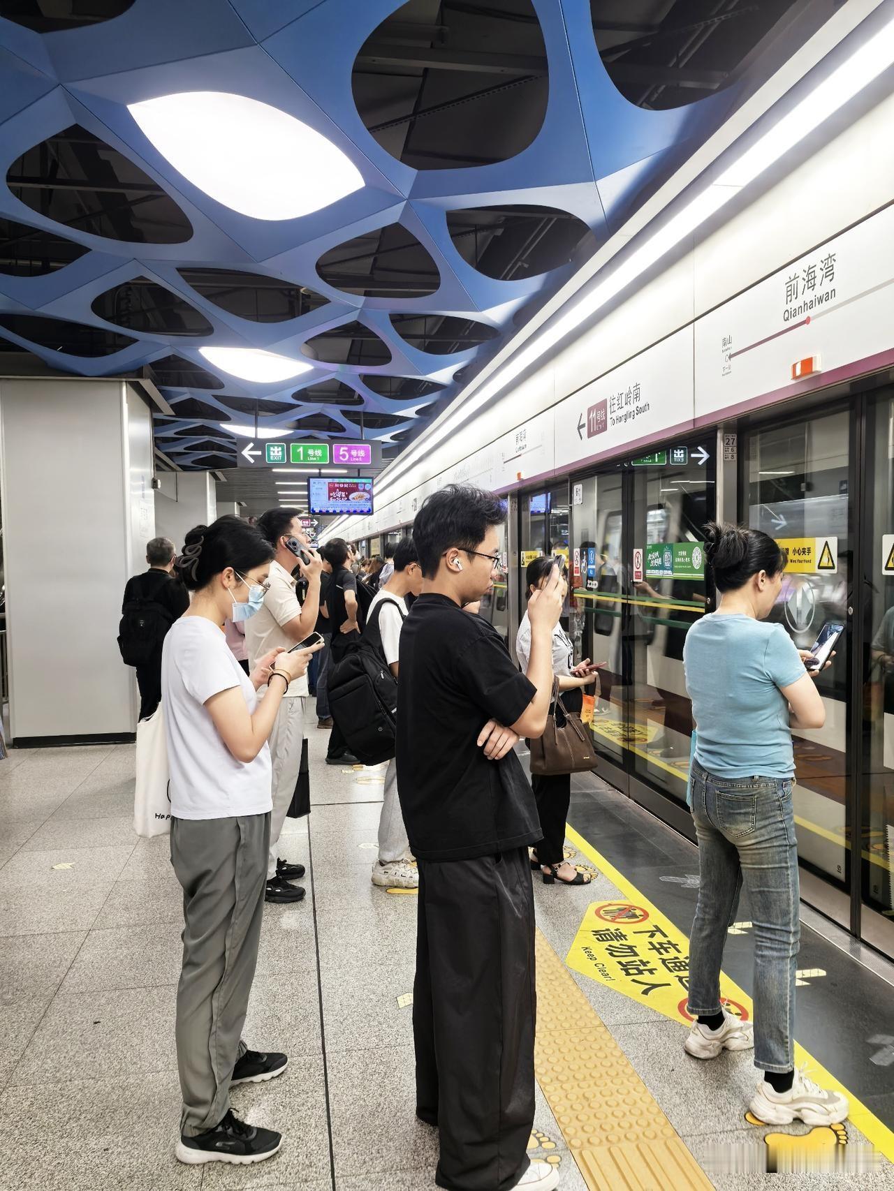 一地地铁早高峰时间段惊现空车箱，乘客纷纷躲避，视而不见！一边门可罗雀，一边是乘