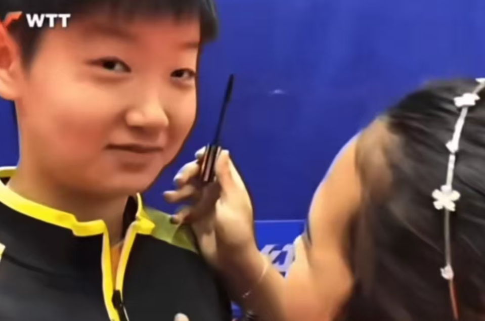 莎莎在闺蜜迪亚兹面前，真是个可爱的小女孩啊。迪亚兹给莎莎涂睫毛膏，莎莎用手机自拍