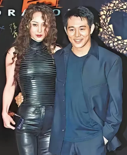 终于搞明白了，为什么李连杰比同龄人老那么多了。有人说他练武术伤了底子，有人扯信佛