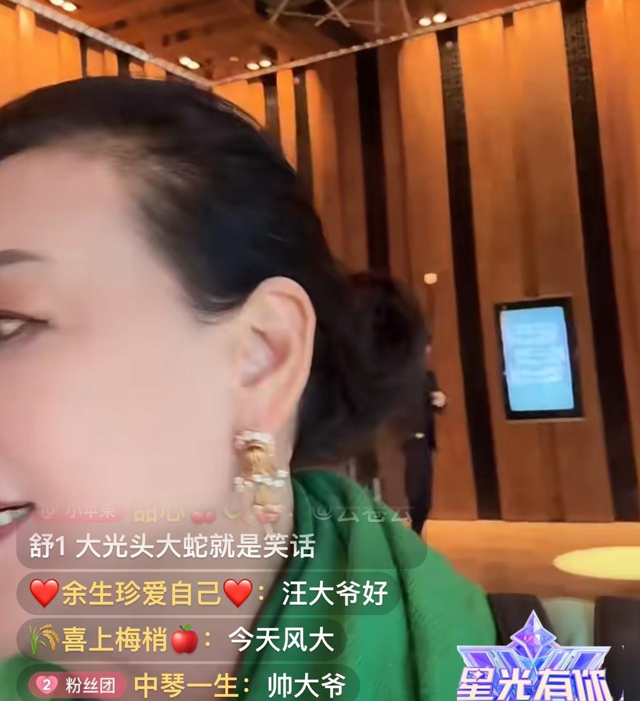 65岁张兰直播说要打回春针，汪小菲立马凑过来说“妈我也去”。张兰眼皮都没抬：“