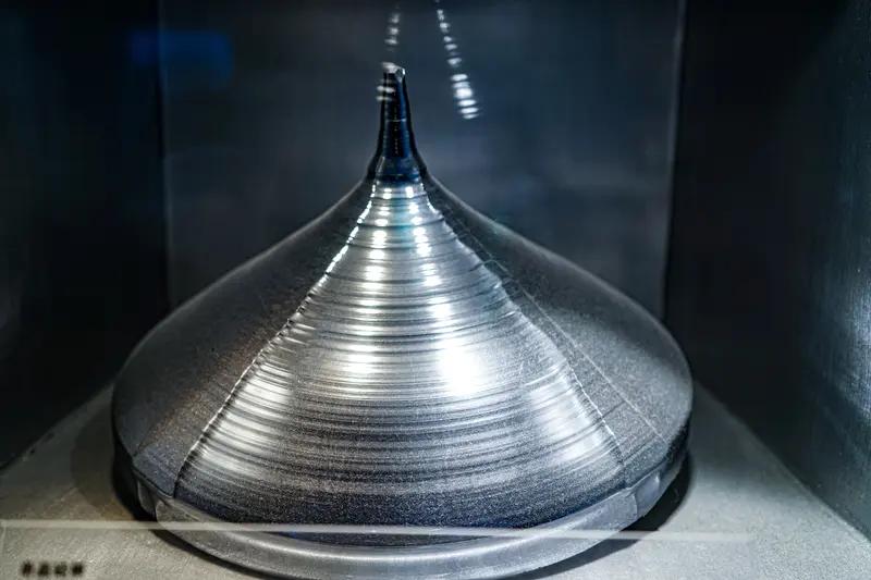 我国科研团队在全超导磁体领域创下新纪录，磁场强度达35.6特斯拉，是地磁场的70