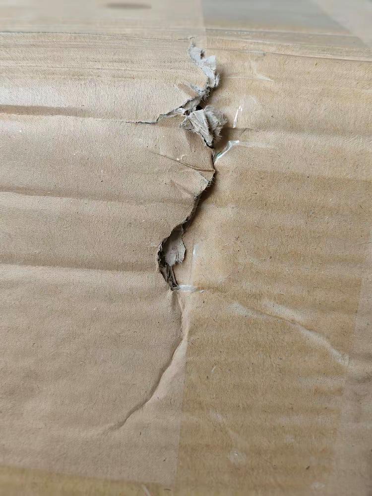 为什么收到快递，箱子上总是有一道裂口，或者是被戳破了个窟窿？不知道，你们收到的