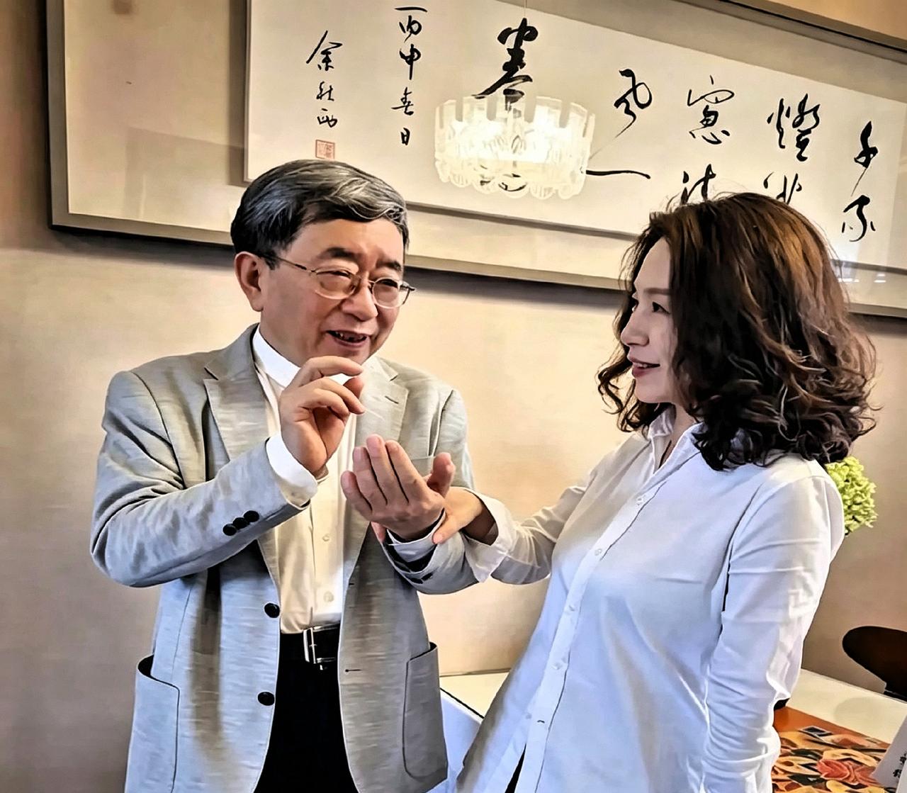 刷手机看见这张图，余秋雨和马兰在书房里唠嗑，墙上还挂着他的字。老两口这状态真松弛