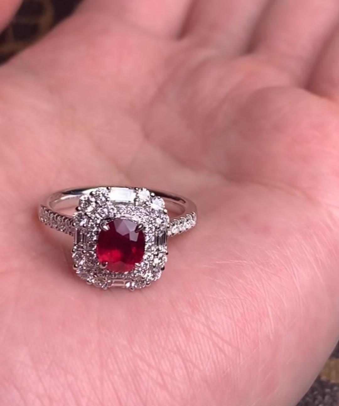 老公打麻将捡回枚戒指，我戴不上去随口去金店问问，店员一句话让我俩腿都软了——“这