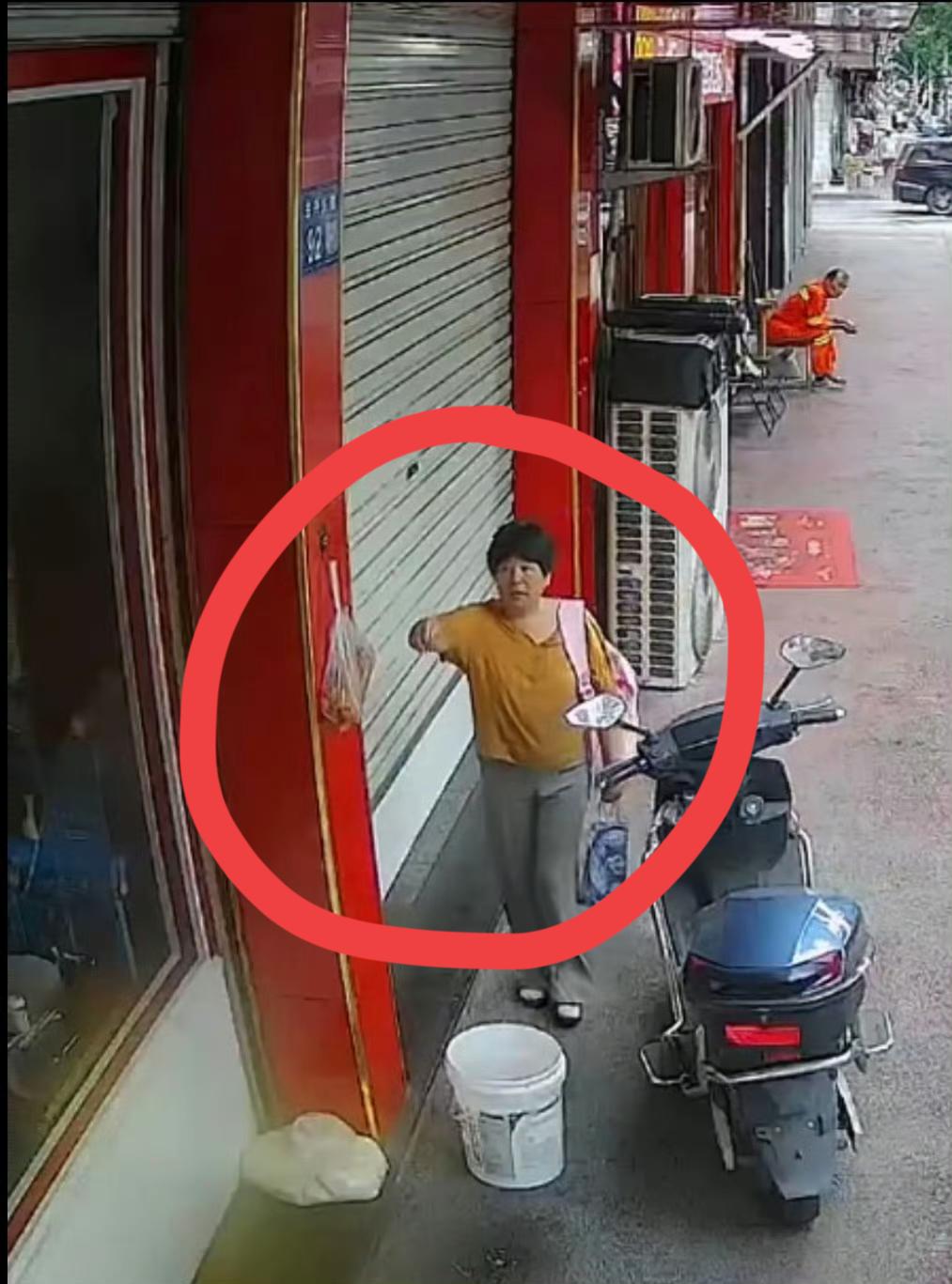 这个穿黄衣的老太真是太可恶了，人家挂在门口当早餐的三根油条，竟然被她顺手牵羊拿走
