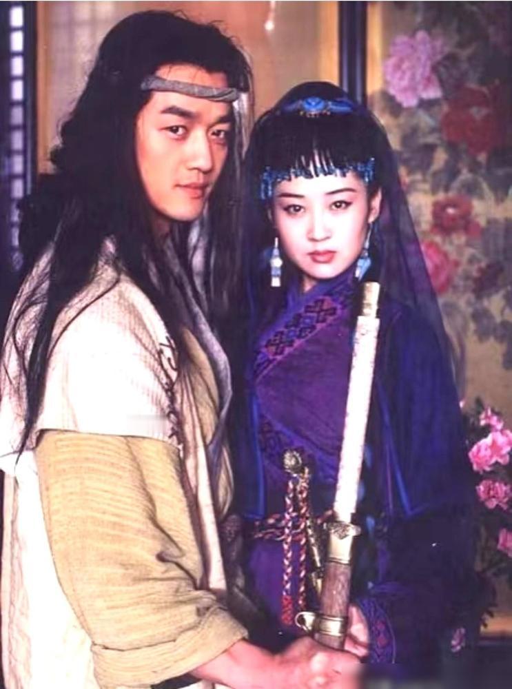 许晴一句话就把压在李亚鹏头顶二十年的大锅掀了，那股被骂惨了的“憨钝”，才是金庸老