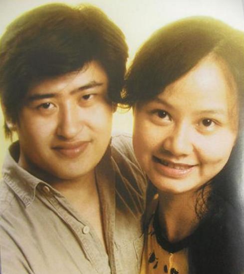 刘欢妻子气质很特别，他们夫妻俩一脸的福相，他们的女儿偏瘦，是瘦版的刘欢。