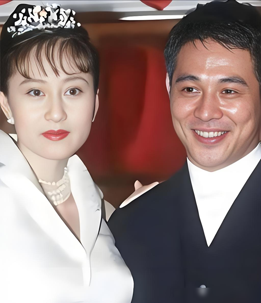 60岁李连杰出书，把前妻黄秋燕和现任利智的账，彻底摊开了。年轻时他亲口说，娶黄秋燕是感激加依赖。《龙