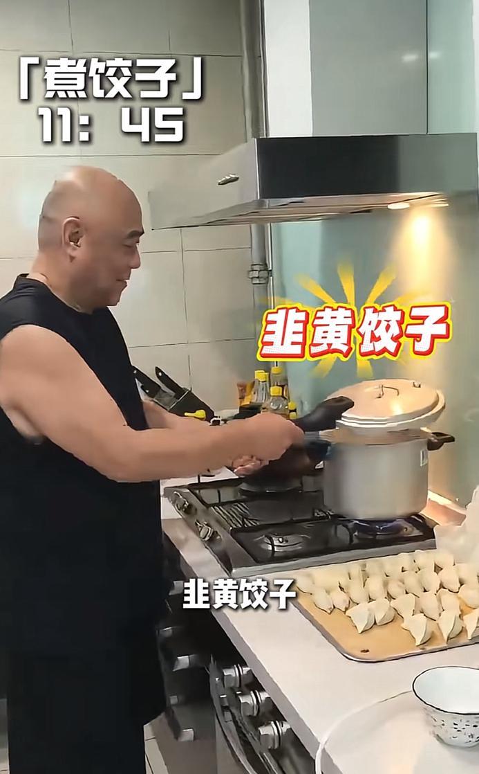 苏醒一家的幽默基因都是遗传的吧！老苏总和阿荷暑假去北京看望儿子一家，给红胖同