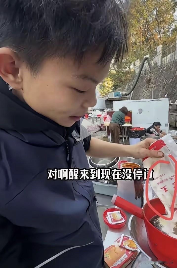 烤鸡少年添加复合调味料的行为真的没必要过度苛责，这本身就是餐饮行业的普遍操作，而