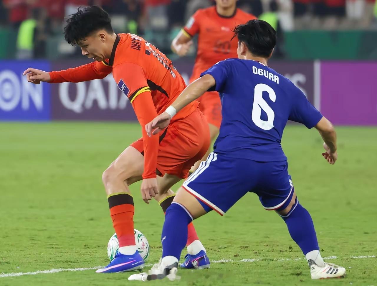 连一个日本的后卫你都扛不住，你能上英国德国去扛呀？”这个客观而尖锐的评价出自前国