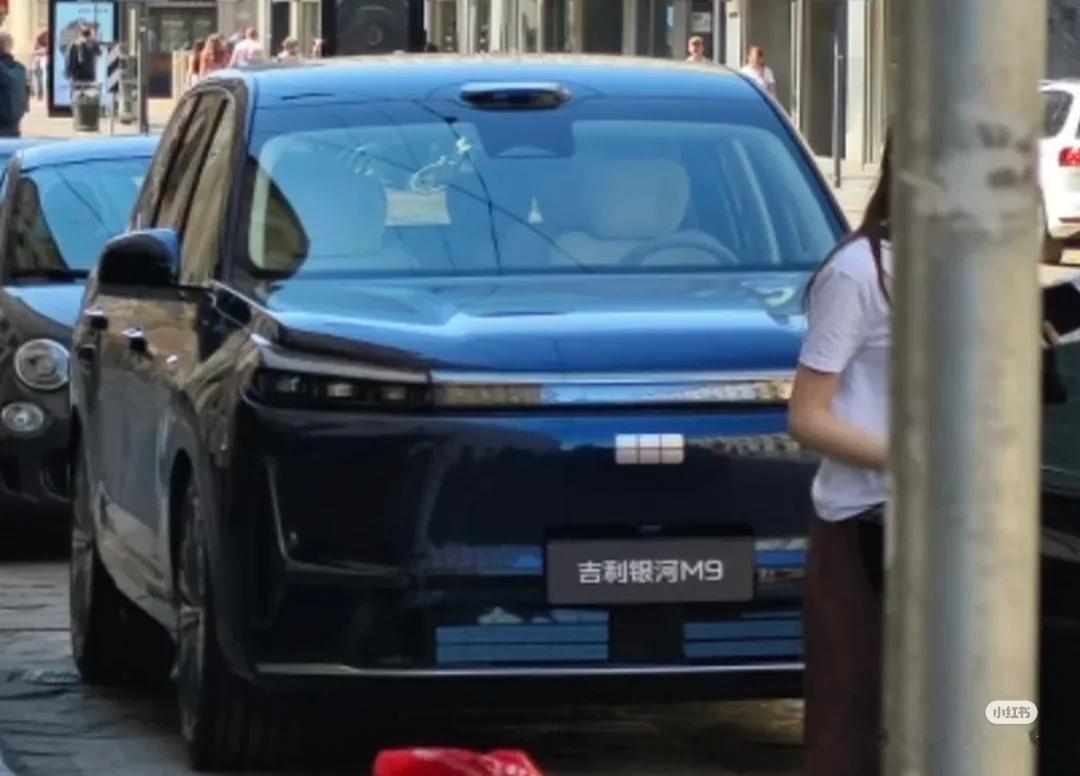 吉利银河M9的前脸街拍图也来喽~挺接近概念状态的，挺好看。听说马上就要在米兰亮相