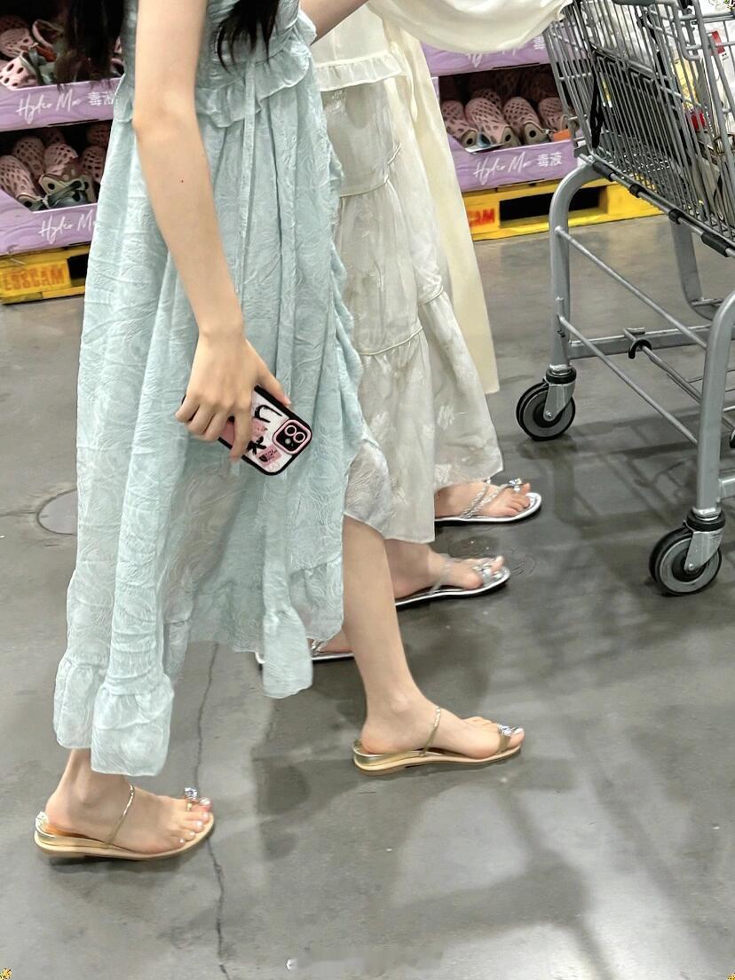不懂就问！这种鸽子蛋凉拖真的好穿吗？路上总能看见！还别说这小凉拖搭裙子还真好看