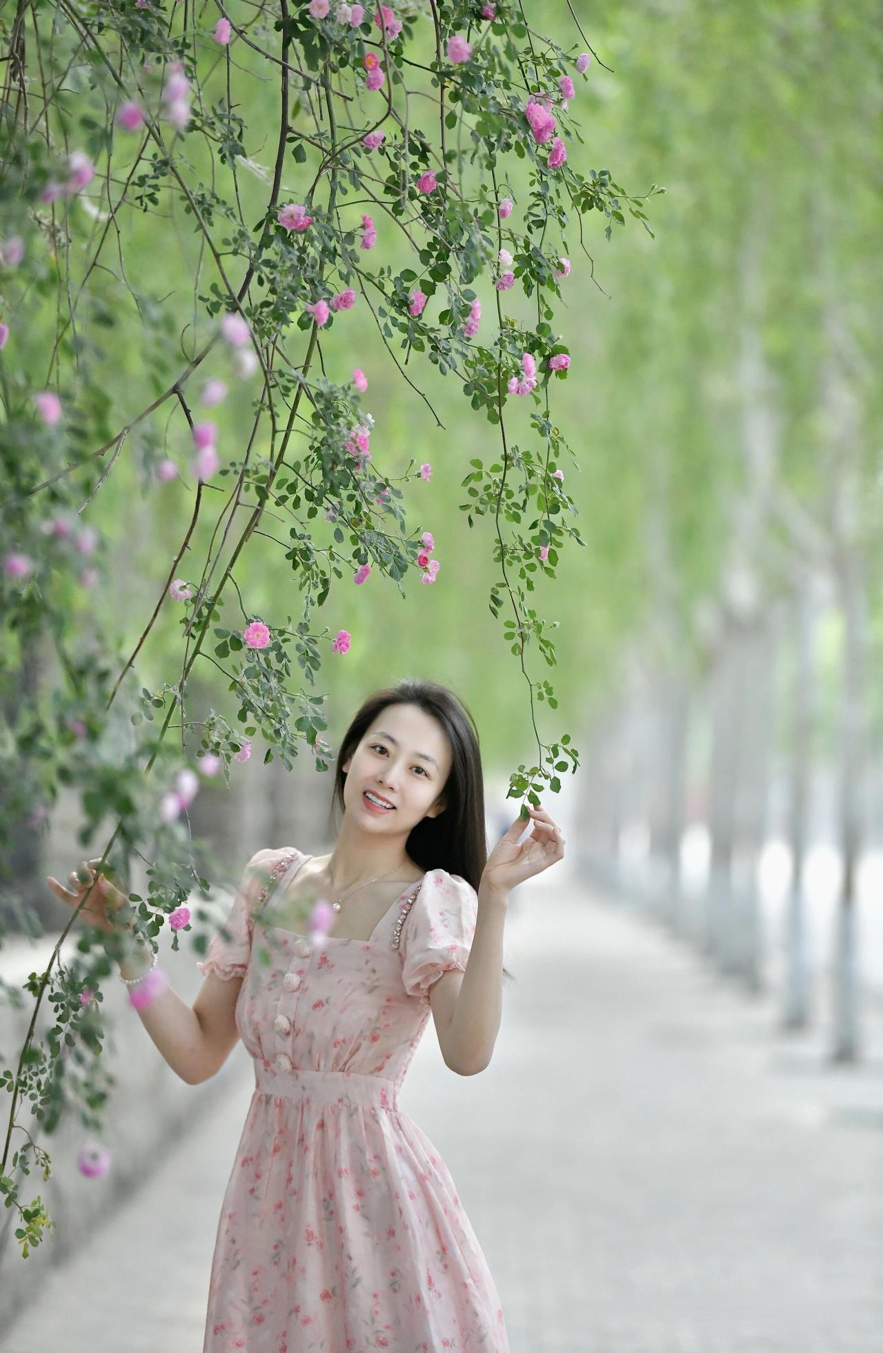 春日漫步，花海中的少女，温柔笑靥如花。