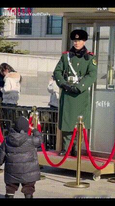 “超暖一幕！”近日，女子分享去年12月去北京旅游的视频，3岁儿子看到执勤的武警官