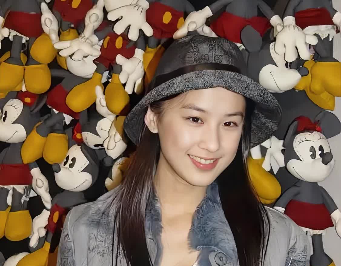 对不起，我真的无法同情黄圣依！原因很简单，不是她跟杨子离了婚，而是她