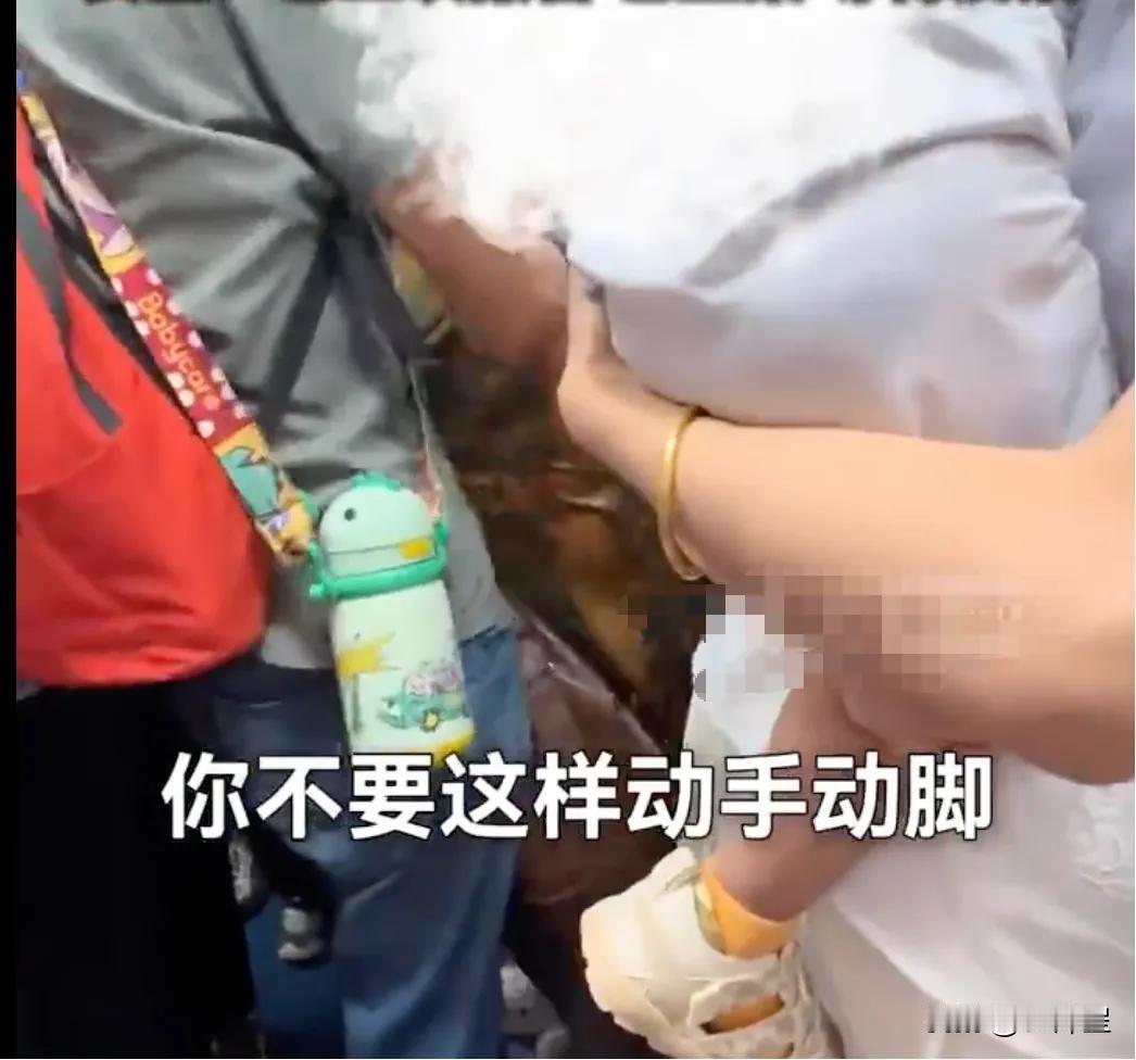 （原创）老人变坏还是坏人变老清晨五点四十分，地铁出行，一穿着前卫，半老不老妇人