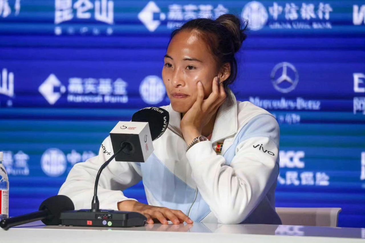 散了吧！大概率本赛季报销了……郑钦文接下来会接受核磁检查，进一步了解伤情，因此