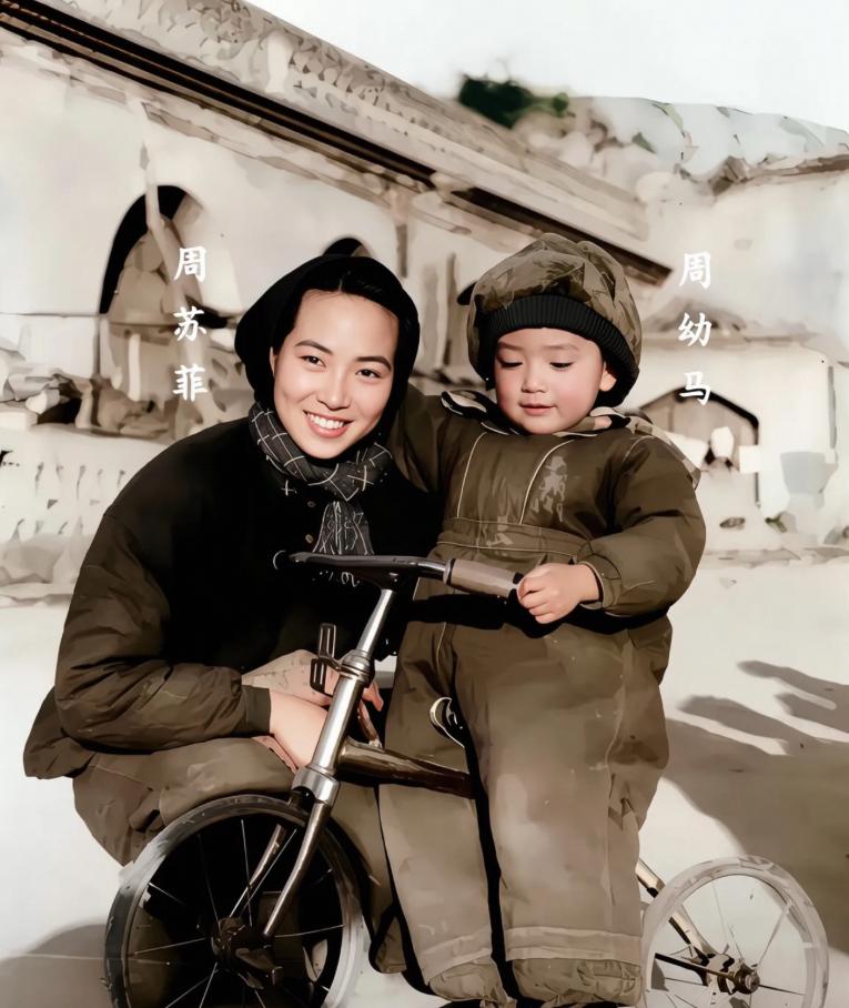 1946年，延安第一美女周苏菲，和儿子在延安窑洞前的合影，2023年去世，享年1
