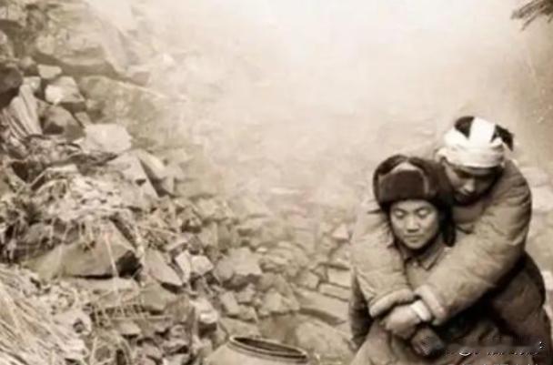 1951年，16岁女护士张道华，带着7名伤员突围时，眼睛被炸瞎，陷入昏迷，醒来后