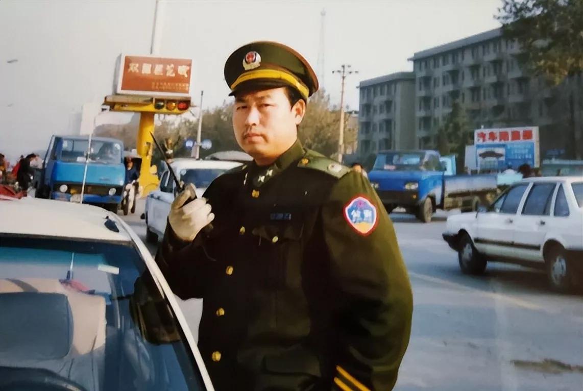 1993年，云南弥渡县一名叫奎永章的农民，凭借自己的努力，从一个被亲生父亲赶出家