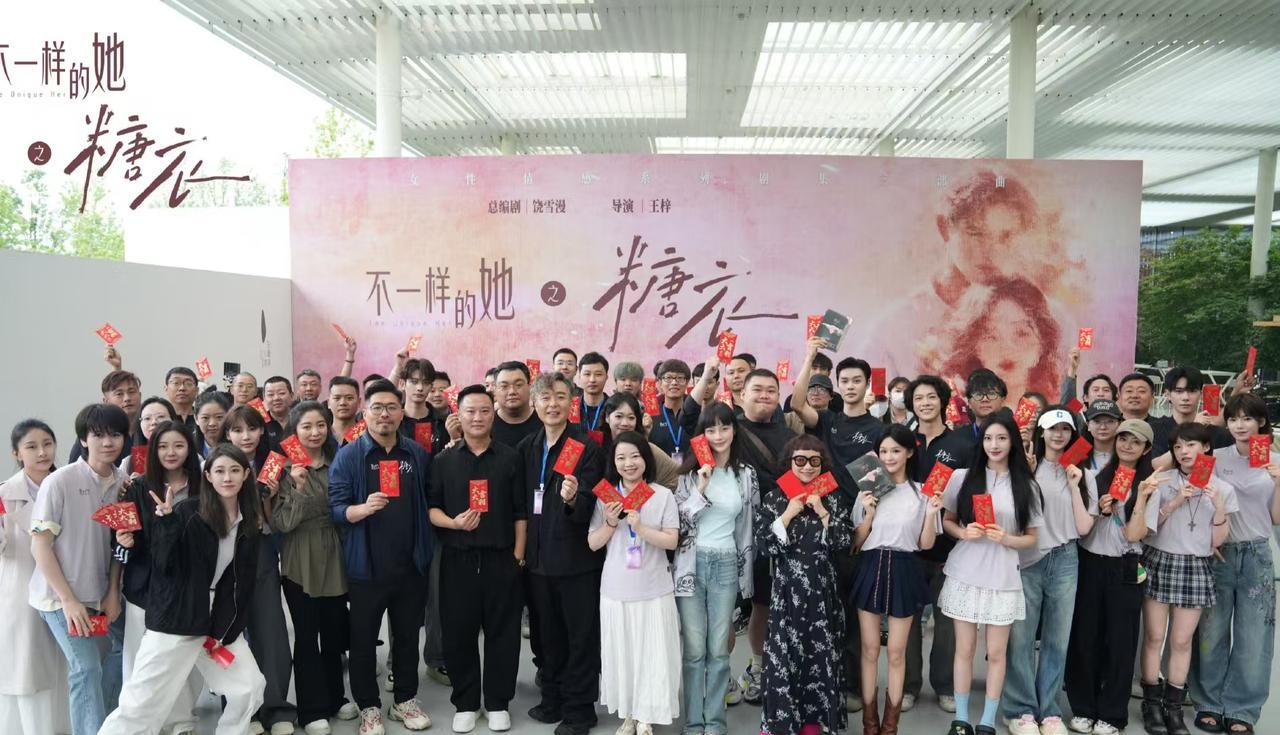 近日，短剧一哥柯淳分享了几张照片，宣告新剧开机，女主是和她合作过几次的余茵。突