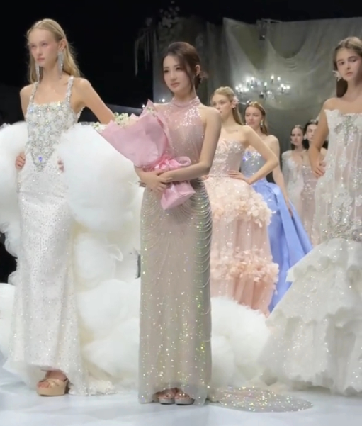 徐璐最牛的地方就是在一群高鼻深目身材颀长窈窕的“洋娃娃”中能突围而出，她居然没