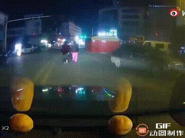 一位车主晚上开车回家时，在路上遇到两位大妈，她们直接走到马路中间，一边走还一边聊