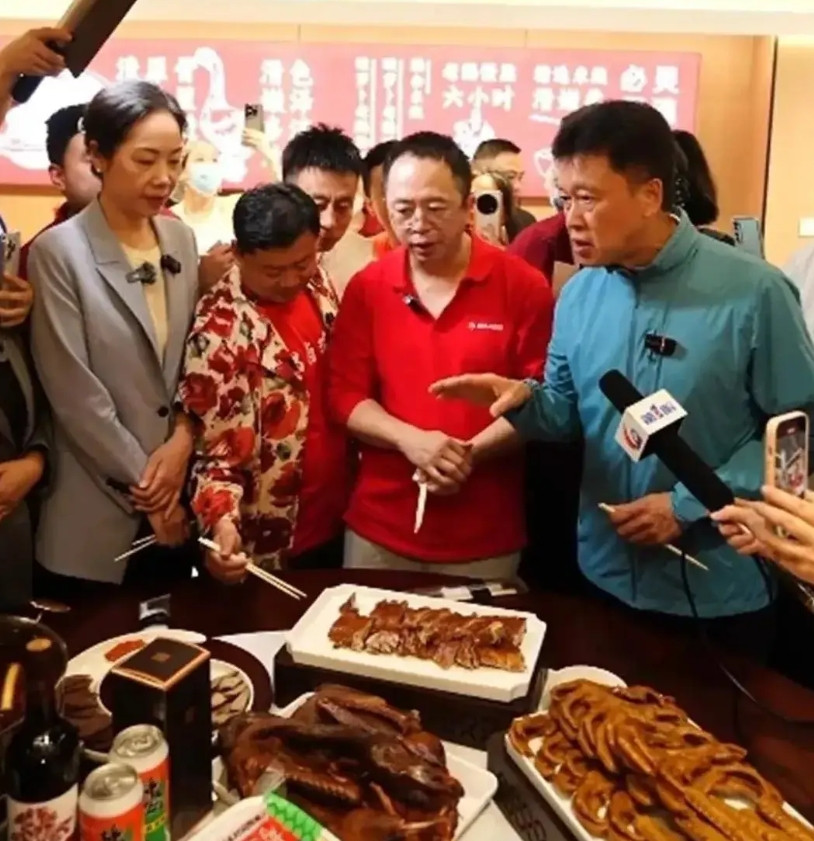 重庆荣昌爆火，揭露了9个事实：1、汽车罚单是可以不开的，但是停放有序，高书记