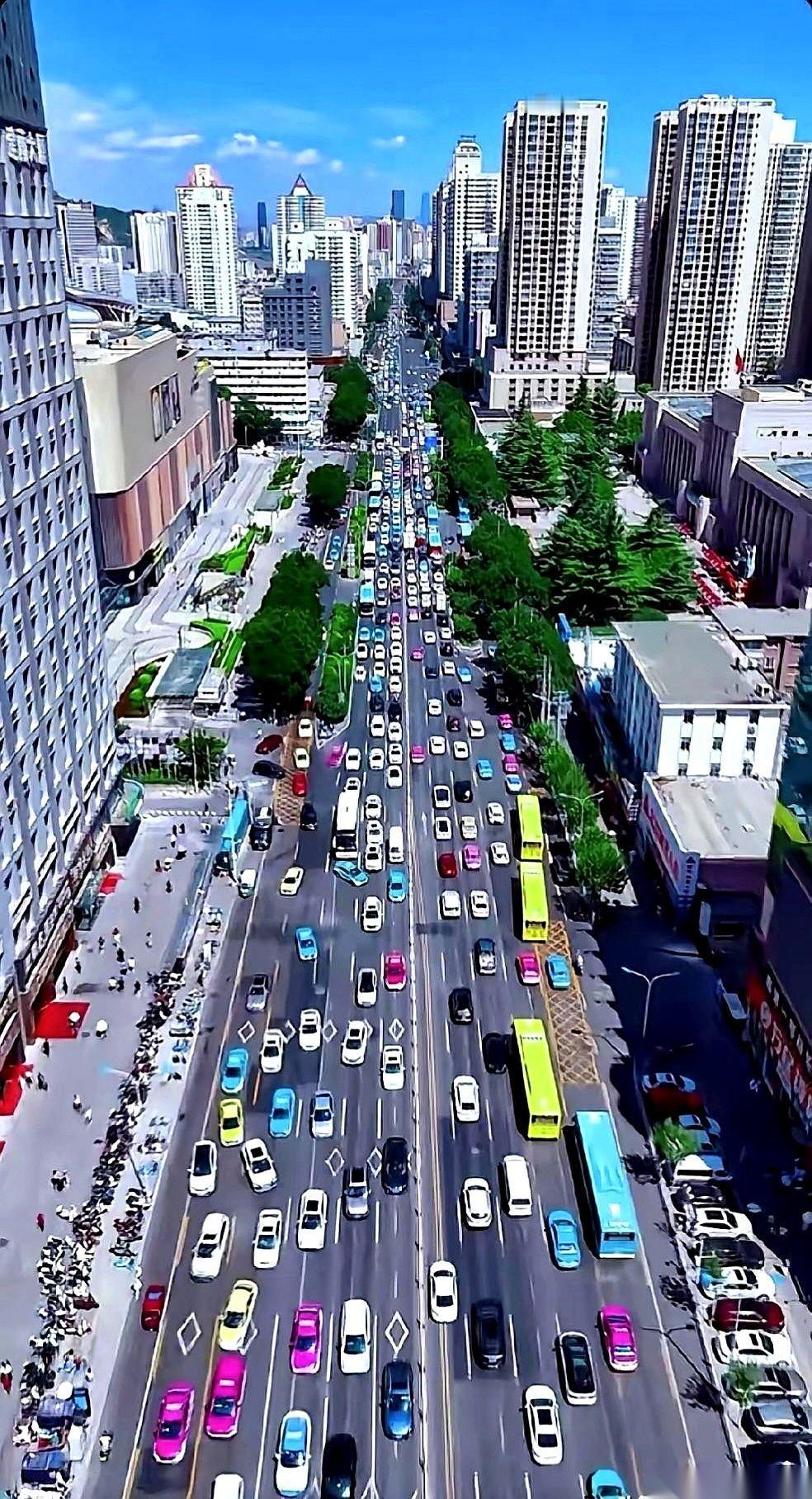 我算是看明白了。很多人嘴上羡慕那种路宽人稀，一脚油门踩到底不带刹车的城市。但