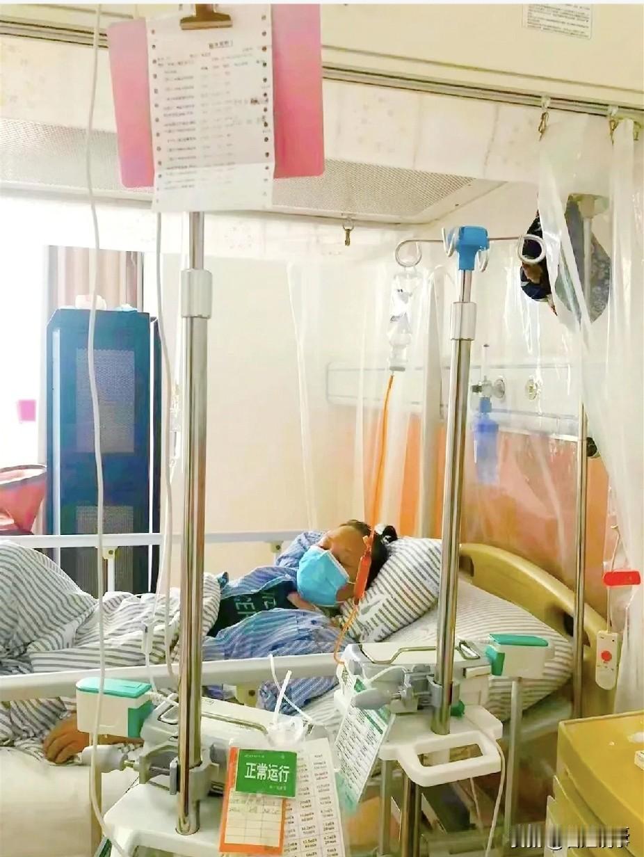 我当年患白血病时候开始是刷牙口腔出血，刷完牙满嘴都是红水，，吐一大会还有呢！去