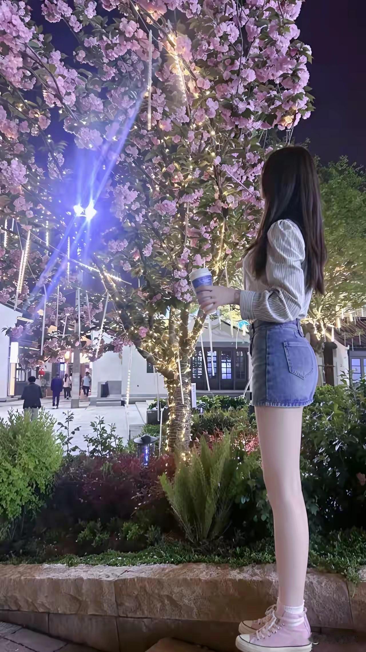 如果能好好被爱，谁不想待在一个人身边一年又一年呢，好羡慕五一能见面的人，一个穿碎