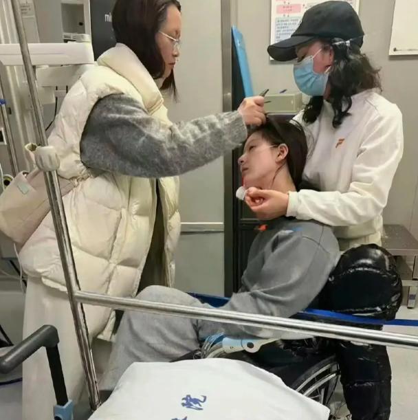 突发！赵丽颖活动现场突发不适，被紧急送往医院。8月25日下午，赵丽颖本来要参