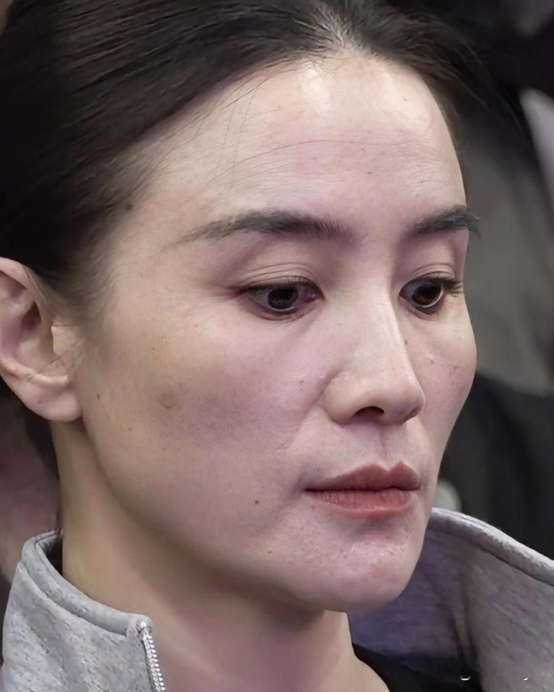 宋佳没开美颜没修图的镜头下，实打实的皮肤状态