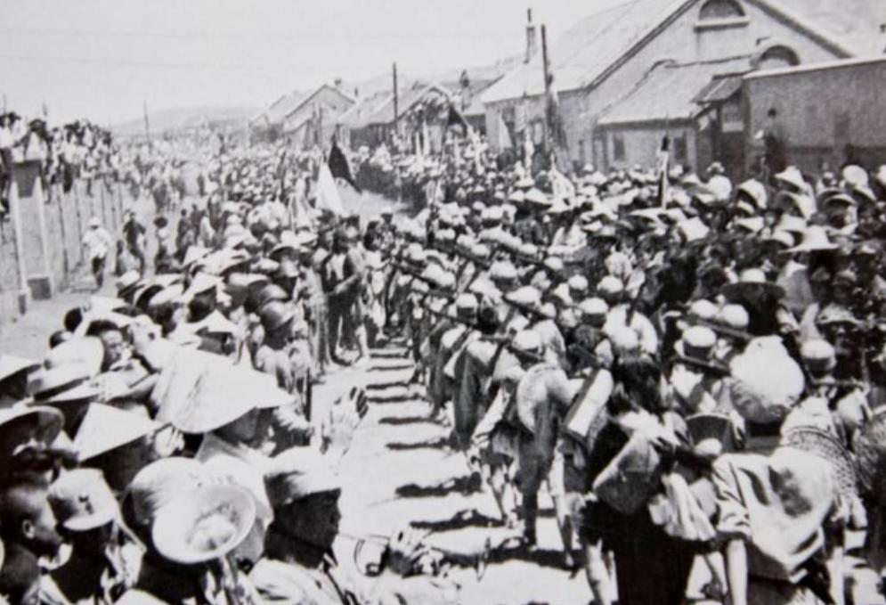 皖南事变爆发后，毛主席在中央政治局会议说，皖南新四军的失败，首先是由于新四军的领