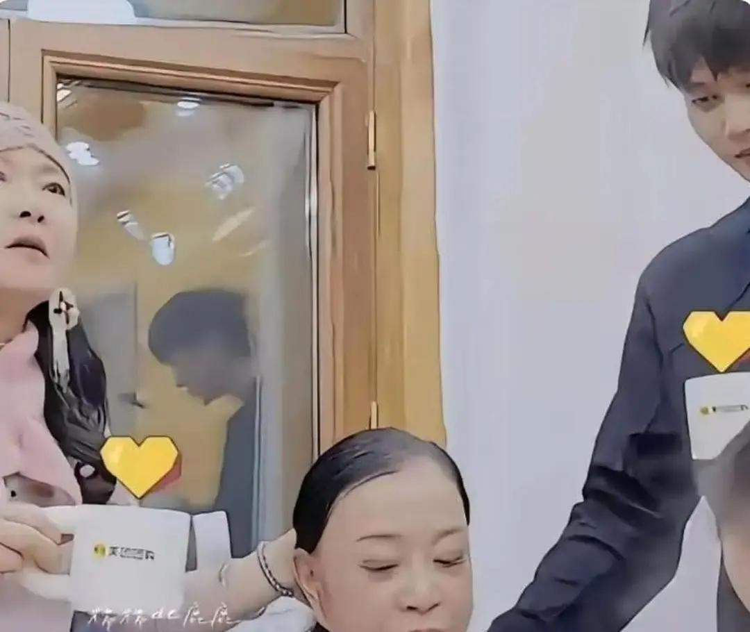 74岁的刘晓庆，当众扯下假发。满头银丝，全场静默。她只说了一句，这就是我。