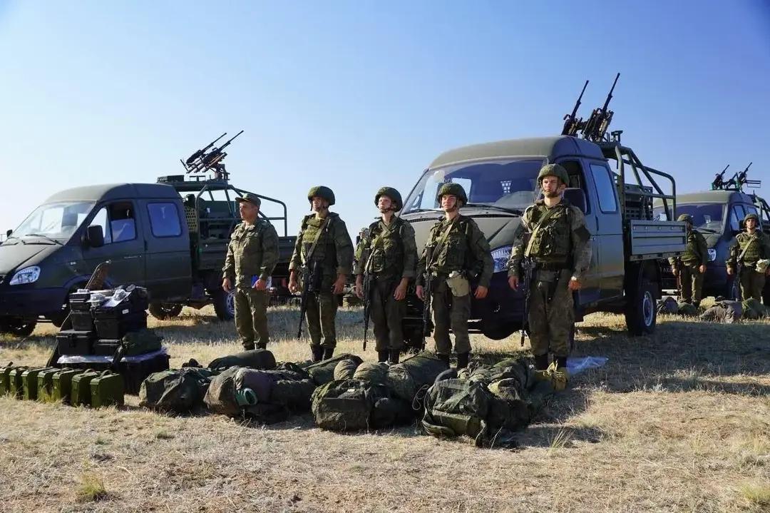 俄军的反无人机卡车，双联机枪装在轻型卡车上